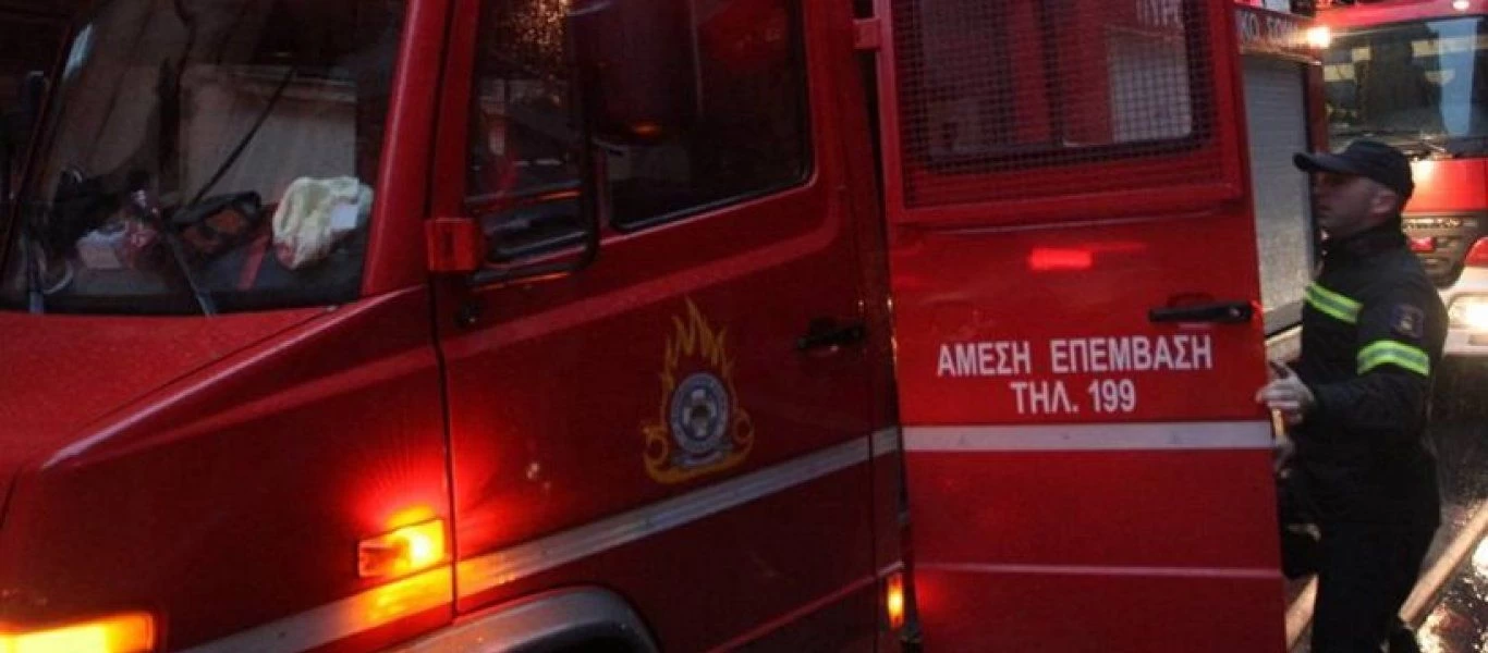 Φωτιά σε ξερά χόρτα στα Σπάτα κοντά στο αεροδρόμιο